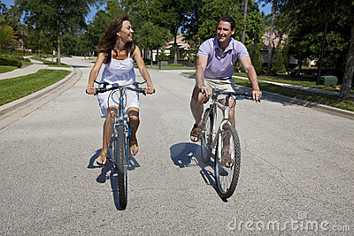 romantic-man-woman-couple-cycling-together-14590974